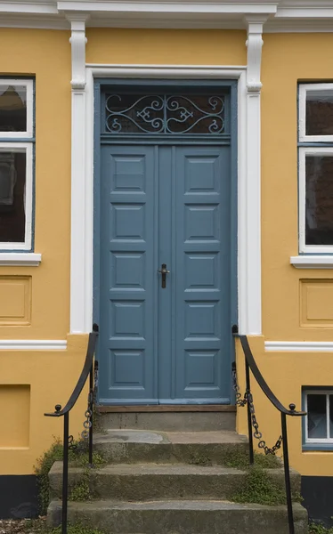 Puerta en casa amarilla — Foto de Stock