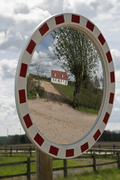 Aynada küçük ev — Stok fotoğraf
