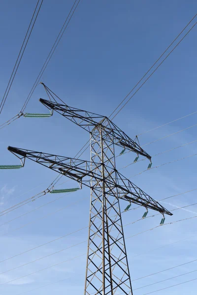 Power Pylon contra o céu azul — Fotografia de Stock