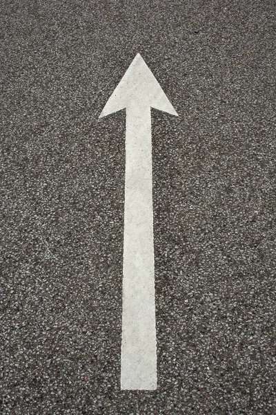 Freccia su asfalto — Foto Stock