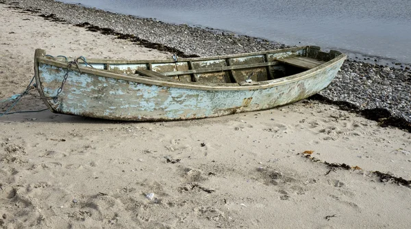 Dinghy velho na praia — Fotografia de Stock