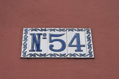kırmızı duvar ev numarası