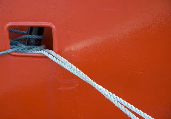 Meertrossen op rode schip — Stockfoto