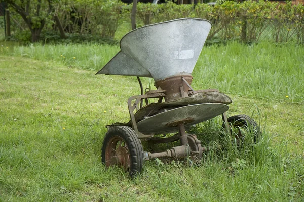 Máquina de fertilizante vieja — Foto de Stock