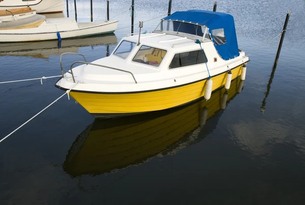 Küçük bir tekne yansımaları — Stok fotoğraf