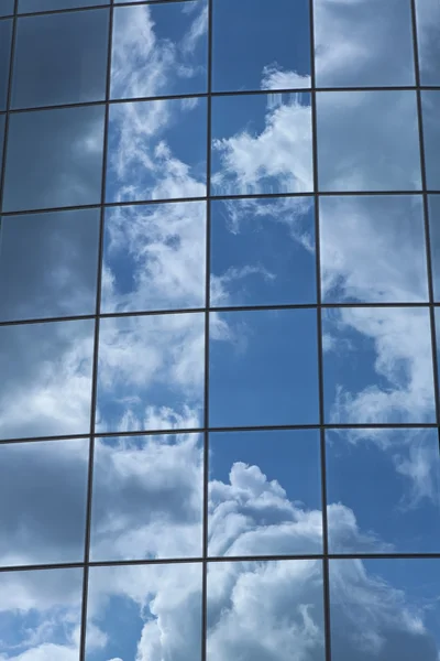 Reflexionen in blauen Fenstern — Stockfoto