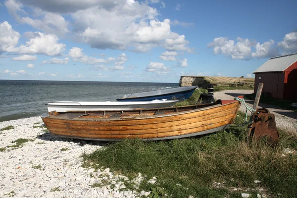 Barcos pequenos na costa — Fotografia de Stock
