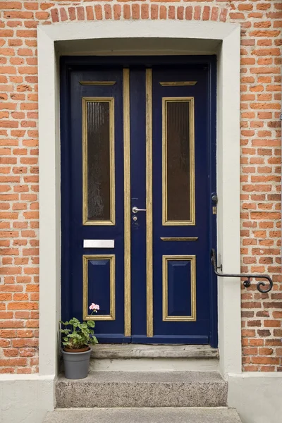 Sininen kaksinkertainen ovi — kuvapankkivalokuva