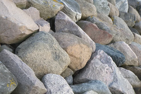 在防波堤上的岩石 — 图库照片