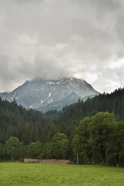 Lluvia en las montañas —  Fotos de Stock