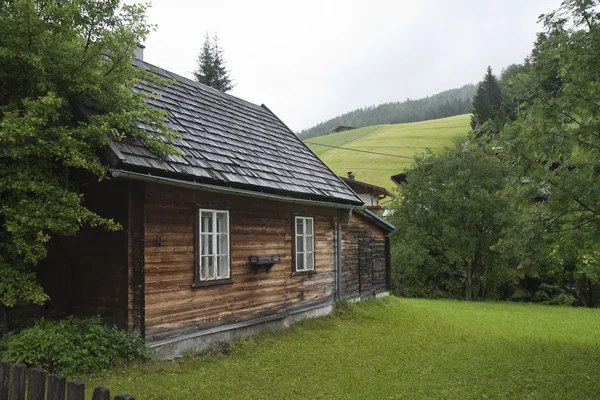 Casa de madeira pequena — Fotografia de Stock