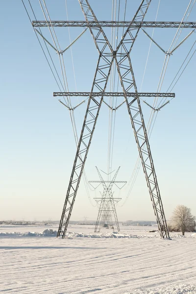 Strommasten gegen den blauen Himmel — Stockfoto