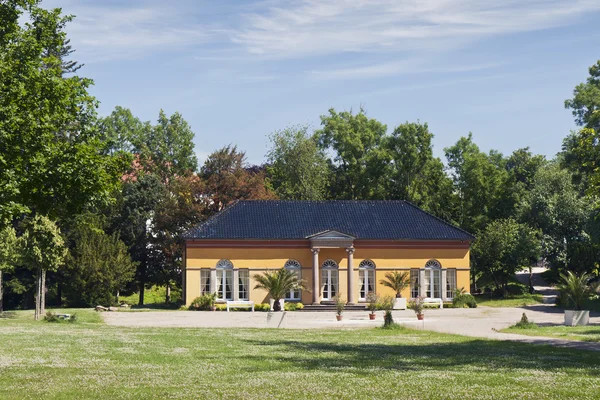 Yellow House в парку — стокове фото