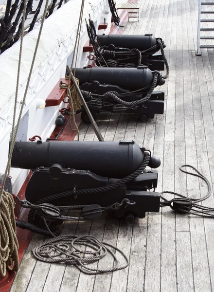 Naval guns på gamla örlogsfartyg — Stockfoto