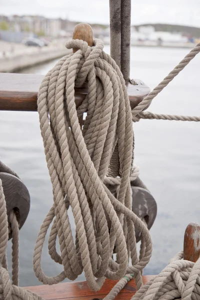 Мотузки на високий корабель — стокове фото