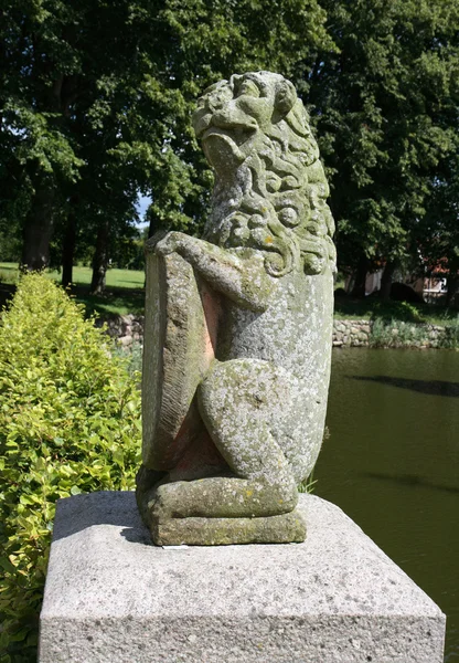 Статуя сидящего льва — стоковое фото