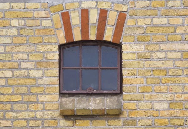 Окно в старом сарае — стоковое фото