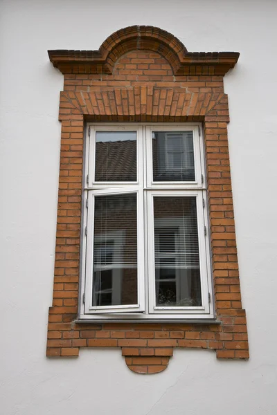 A fehér fal ablak — Stock Fotó