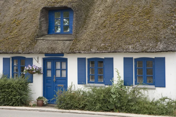 Cottage con tetto di paglia — Foto Stock