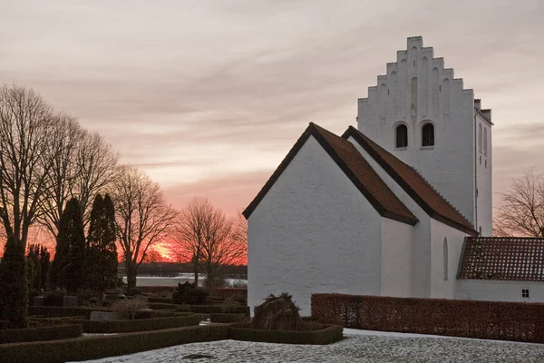 Západ slunce za kostelem — Stock fotografie