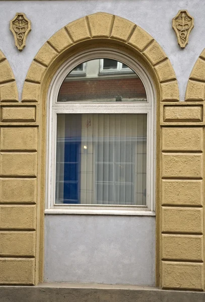 Мбаппе в окне — стоковое фото