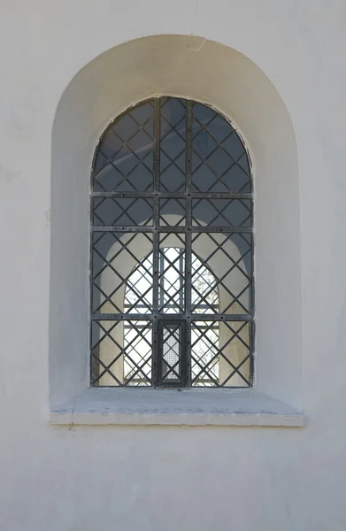 Kilisenin penceresinden bakmak — Stok fotoğraf