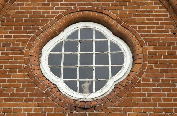 Fenster mit kleiner Statue — Stockfoto