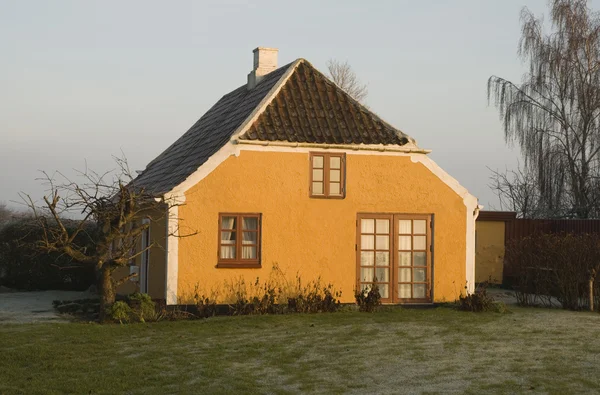 Κίτρινο σπίτι στο ηλιοβασίλεμα — Φωτογραφία Αρχείου