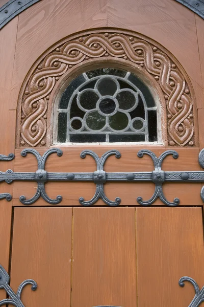 Fenster in Kirchentür — Stockfoto