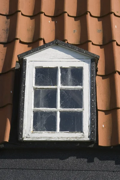 Окно в старом ветряке — стоковое фото