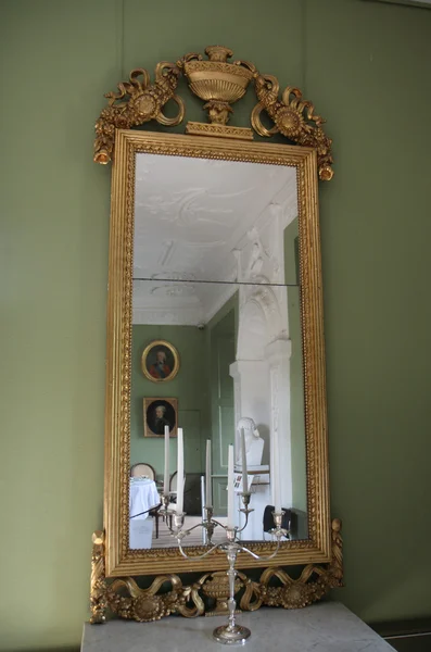 Κηροπήγιο στον καθρέφτη — Φωτογραφία Αρχείου