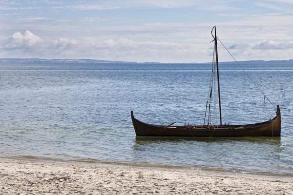 Barca vichinga in spiaggia — Foto Stock
