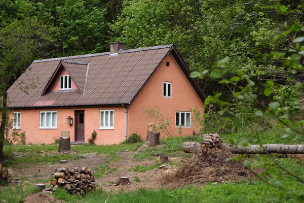 Das kleine Haus im Wald — Stockfoto