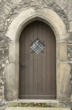 kilise kapısına