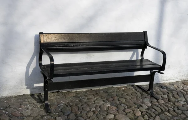 Чёрная скамейка — стоковое фото