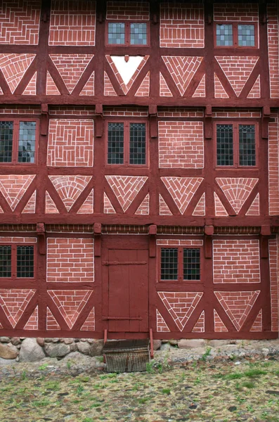 Дверь в красный дом — стоковое фото