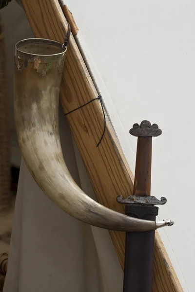 Chifre e espada bebendo — Fotografia de Stock