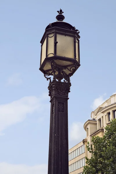 Лампа против голубого неба — стоковое фото