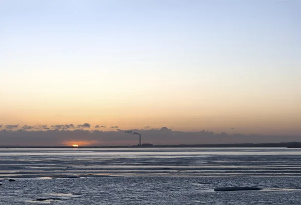 Puesta de sol sobre la bahía congelada — Foto de Stock