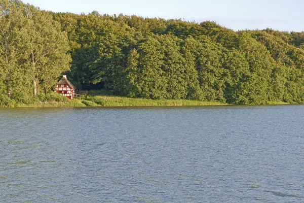 Pequeña casa en el lago — Foto de Stock