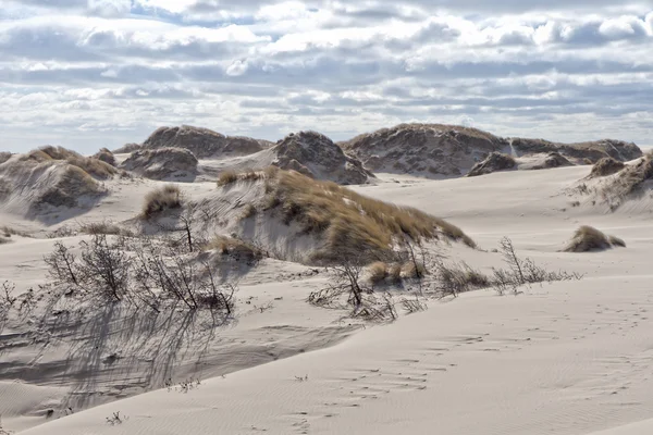 Облака над песчаными дюнами — стоковое фото