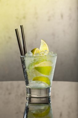 acoholic kokteyl yansıması ile buz ve limon dilimleri ile