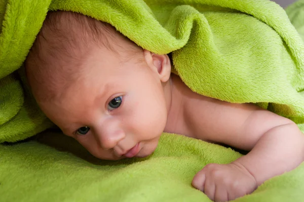 男婴在毯子底下 — 图库照片