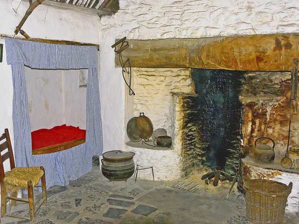 早期爱尔兰厨房 w 卧室 免版税图库照片