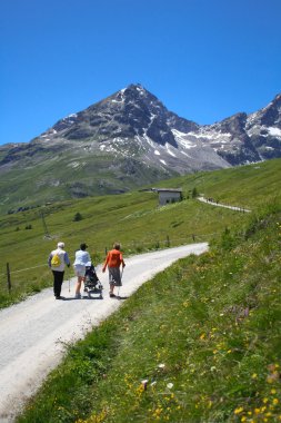 familie in berg onverharde weg