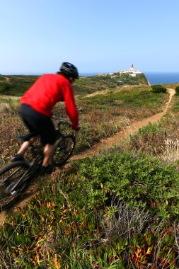 Mountainbiker iz içinde kırmızı jumper ile