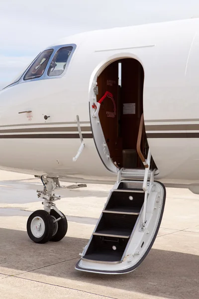 Приватний літак, припаркований перед ангаром — стокове фото