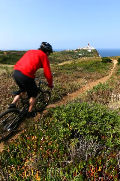 Mountainbiker iz içinde kırmızı jumper ile — Stok fotoğraf