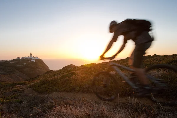 Dağ bisikletçinin olarak günbatımı — Stok fotoğraf