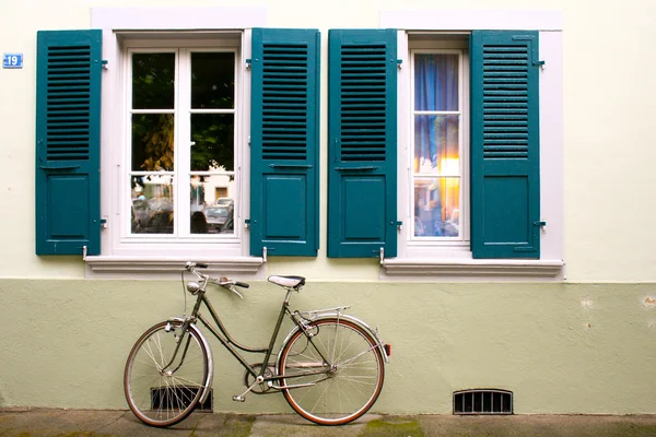 Kerékpár parkoló két ablak előtt Stock Kép
